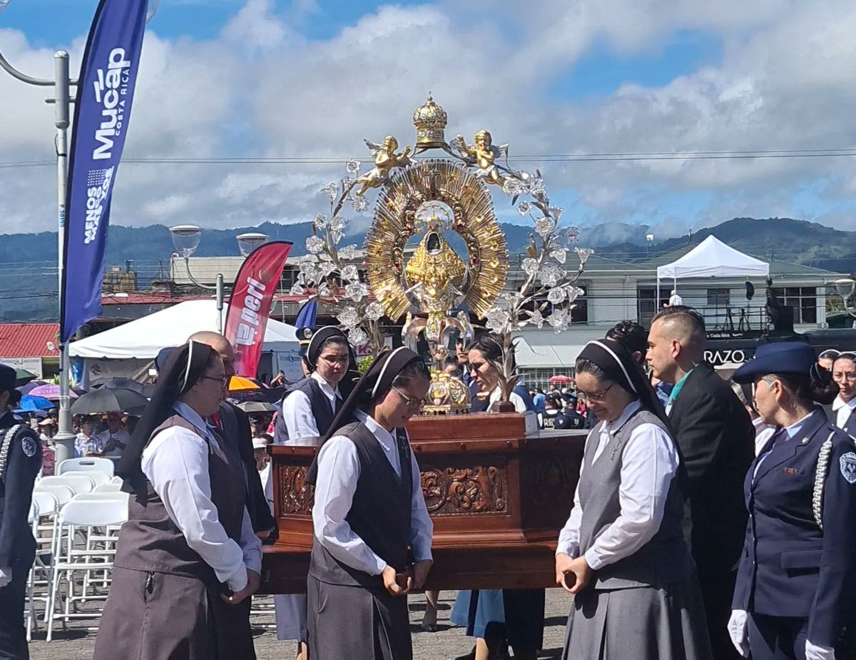 micittcr's tweet photo. Hoy la Ministra del Micitt participó en la misa solemne con motivo de la celebración de la aparición de la Vírgen de los Ángeles.

En el recorrido hacia la explanada de la Basílica y en la misa, también participaron miembros del gabinete junto con el Presidente de la República. https://t.co/Asg98GclYq
