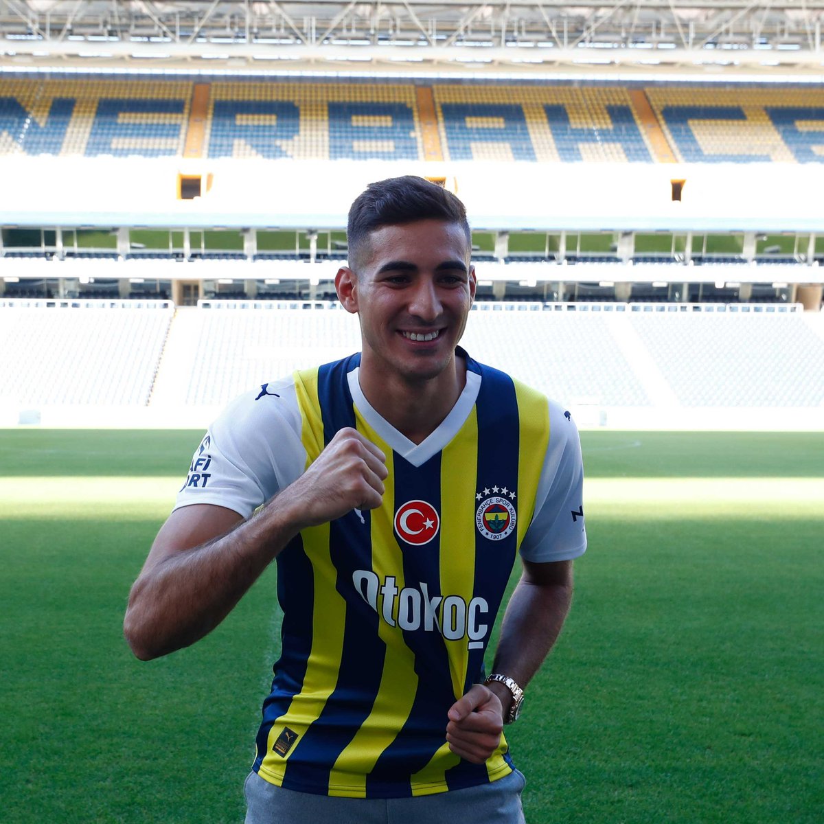Fenerbahce's tweet photo. Ailemize hoş geldin Mert Müldür! 💛💙

🔗 https://t.co/5C4AuSrGLW https://t.co/VQFEXsxq0b