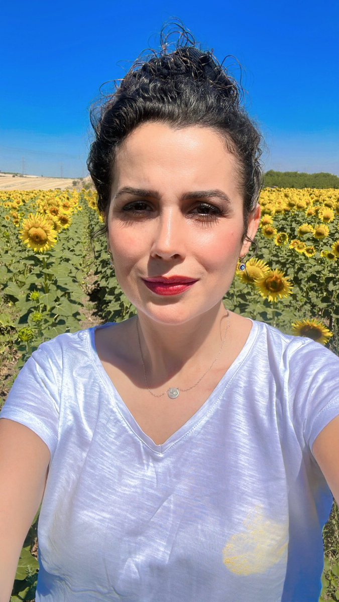 Aslında çizmeler ayağımda, 40 derecede otların arasında kuyu incelemesi yapıyorduk. Ama ayçeçiği tarlasını görünce eksik kalmayalım dedik…

#kamumühendisisahada