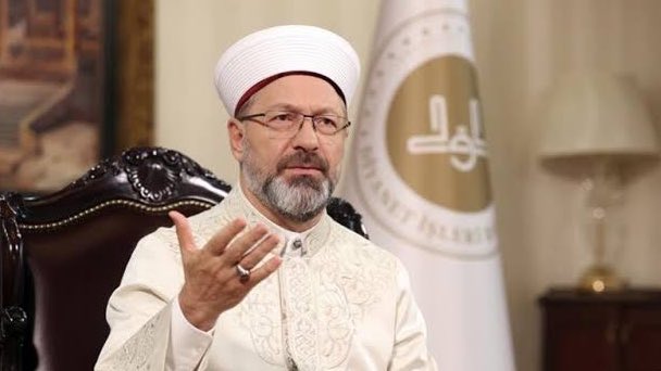 🗣️  Diyanet İşleri Başkanı Ali Erbaş:

 “Sokak röportajlarında izliyoruz. Doğru düzgün salavat getiremeyen gençler var. Bu gençlerin vebali, günahı kimde? Bu kadar yıl okullarda ne öğreniyor bu gençler, din kültürü öğretmenleri ne yapıyor? Bunun vebali hepimize zarar verir.”