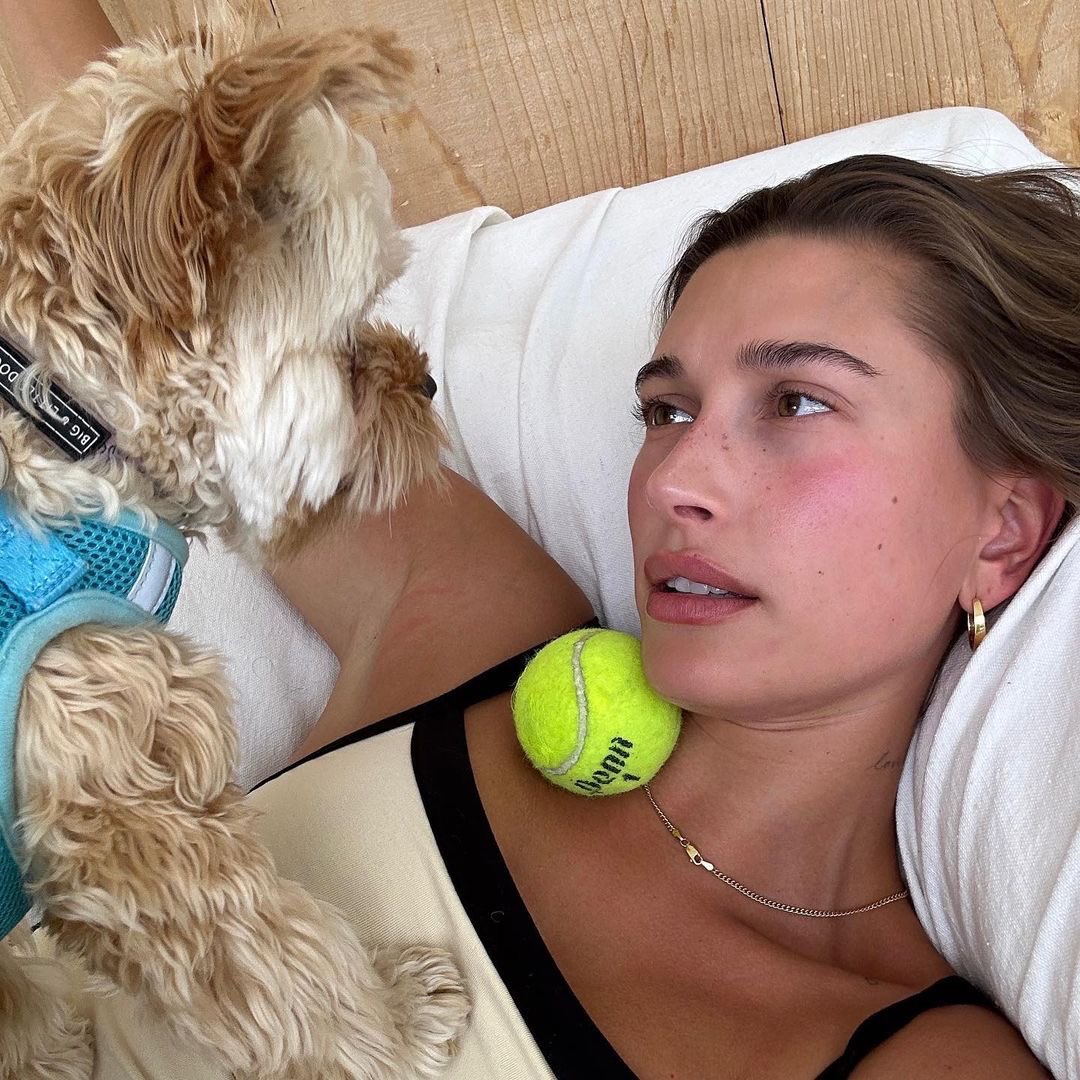 portalhaileybr's tweet photo. PERFEITA! Hailey Bieber via Instagram: “Garota ‘strawberry’ no verão 🍓”. https://t.co/LuumAhSoB1