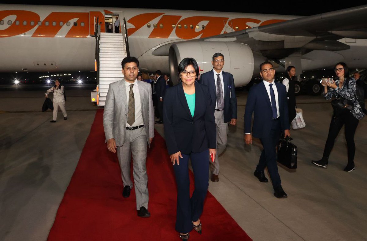 yvangil's tweet photo. Arribamos junto a la vicepresidenta de Venezuela @delcyrodriguezv a Nueva Delhi para participar en el 9° Cónclave India – Latinoamérica y El Caribe, para seguir consolidando el crecimiento de nuestras regiones como ejes centrales de la economía mundial del futuro. https://t.co/1agQhzimhU