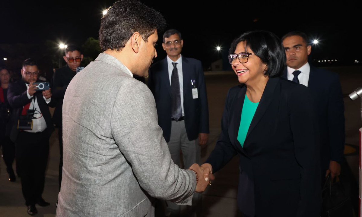 yvangil's tweet photo. Arribamos junto a la vicepresidenta de Venezuela @delcyrodriguezv a Nueva Delhi para participar en el 9° Cónclave India – Latinoamérica y El Caribe, para seguir consolidando el crecimiento de nuestras regiones como ejes centrales de la economía mundial del futuro. https://t.co/1agQhzimhU