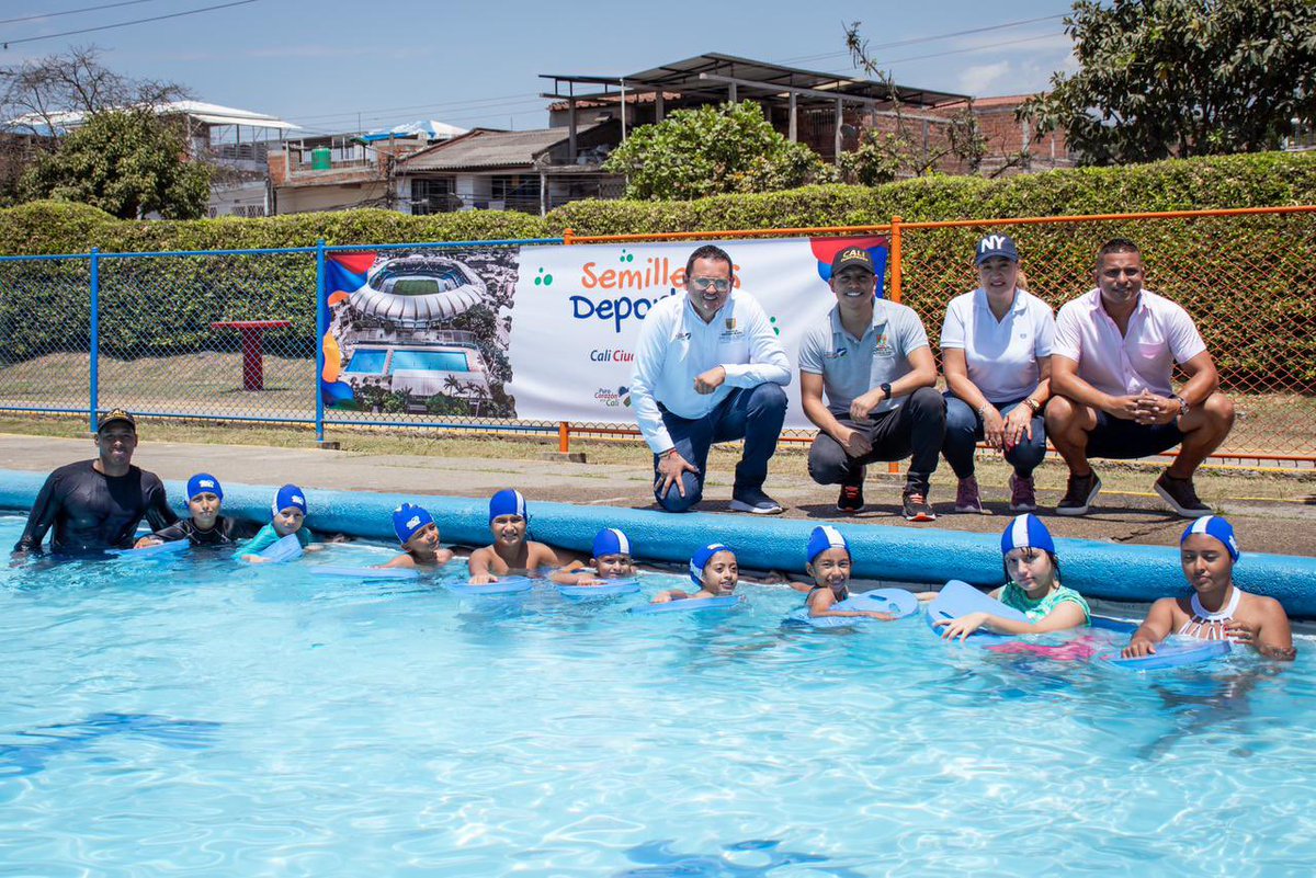 CarlosDiagoA's tweet photo. En #CaliCiudadDeportiva seguimos apostando por el futuro de los niños y niñas a través del deporte 👍
Hoy entregamos implementación a los grupos que entrenan natación con nuestro programa  Semilleros.
@AlcaldiaDeCali @SecDeporteCali https://t.co/86jNI70QU5