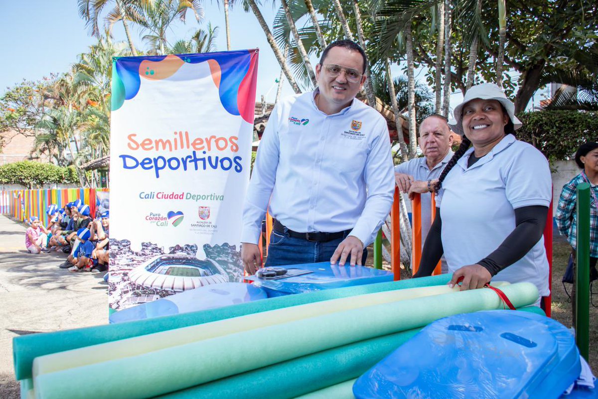 CarlosDiagoA's tweet photo. En #CaliCiudadDeportiva seguimos apostando por el futuro de los niños y niñas a través del deporte 👍
Hoy entregamos implementación a los grupos que entrenan natación con nuestro programa  Semilleros.
@AlcaldiaDeCali @SecDeporteCali https://t.co/86jNI70QU5