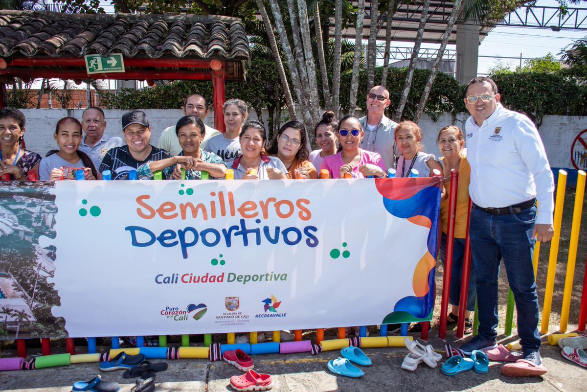 CarlosDiagoA's tweet photo. En #CaliCiudadDeportiva seguimos apostando por el futuro de los niños y niñas a través del deporte 👍
Hoy entregamos implementación a los grupos que entrenan natación con nuestro programa  Semilleros.
@AlcaldiaDeCali @SecDeporteCali https://t.co/86jNI70QU5