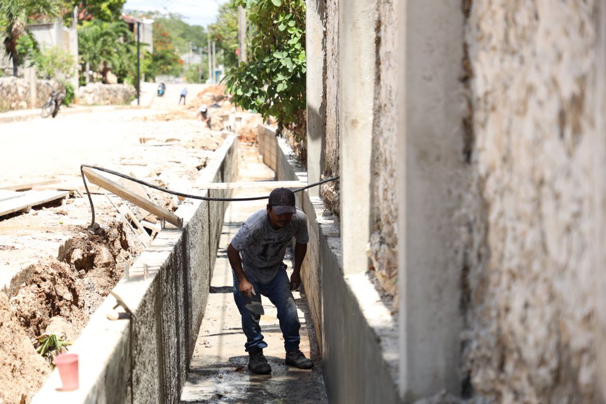emiliolcal's tweet photo. Tocó recorrer tres importantes puntos de nuestra cabecera municipal, supervisando las tres obras que próximamente estaremos estrenando. ¡Llevamos un muy buen avance y pronto podremos disfrutar y transitar de estos espacios!👏🏻 https://t.co/PC6k1g68iL