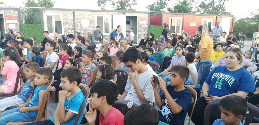 devtiyatro's tweet photo. "Kamyon Tiyatro", deprem bölgesinde ki son durağı olan Malatya Konteyner Kentte.

Van Devlet Tiyatrosu "Lyrobotonlu Kaplumbağa Silva" oyununu sanatseverlerle buluşturdu. https://t.co/FGtOWWPyWU