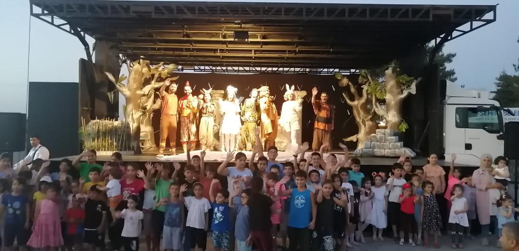 "Kamyon Tiyatro", deprem bölgesinde ki son durağı olan Malatya Konteyner Kentte.

Van Devlet Tiyatrosu "Lyrobotonlu Kaplumbağa Silva" oyununu sanatseverlerle buluşturdu.