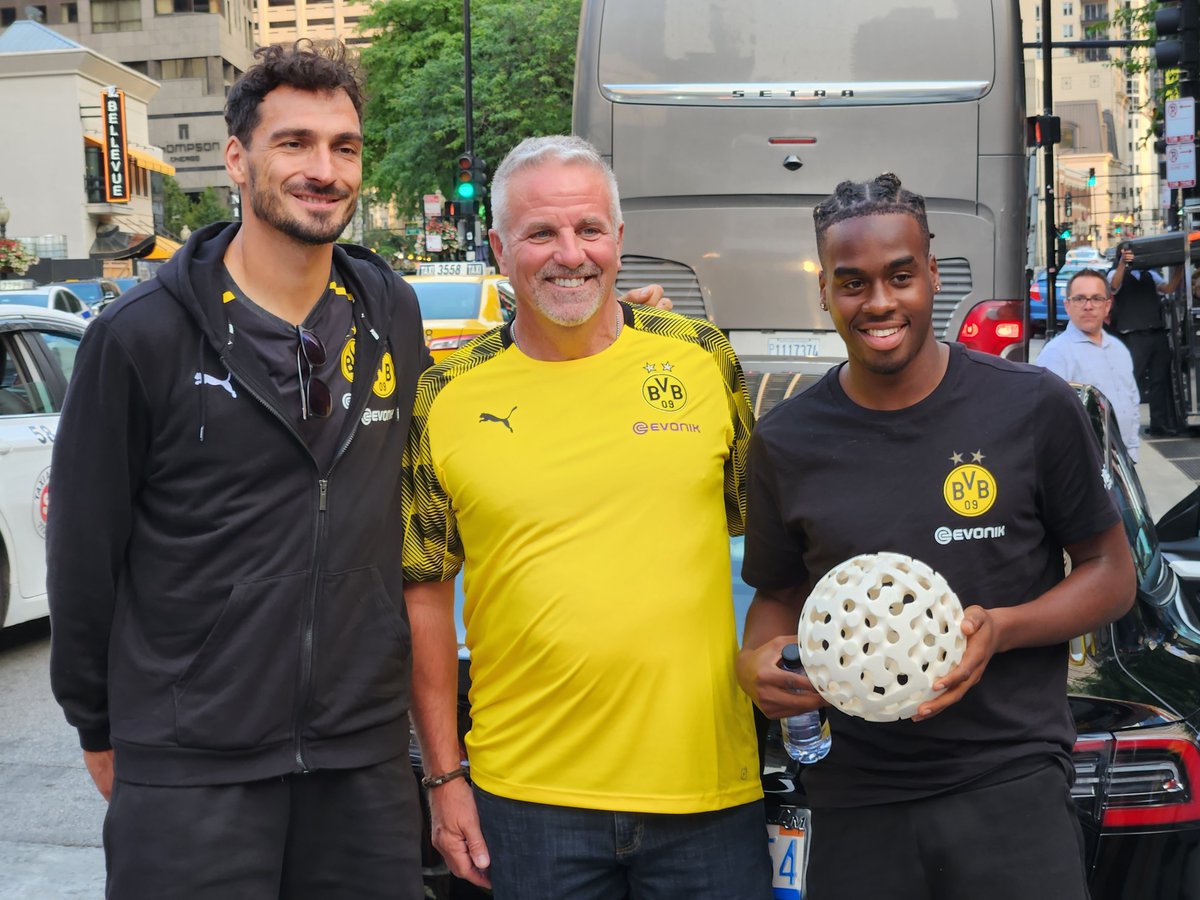 #DidYouKnow - <a href="/Evonik/">Evonik</a> created a 3D printed soccer ball for an electrifying project that will be coming soon. Thank you to the <a href="/BVB/">Borussia Dortmund</a> players and JoeDeBaene from <a href="/EvonikHP/">Evonik HP Polymers</a> for your fantastic team efforts. 

#Evonik #EvonikElectrifies #EV #BVB