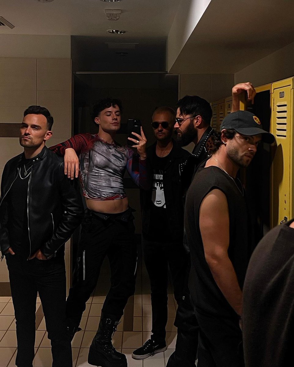 thescarletopera's tweet photo. leaving for nyc tonight xoxox gotta couple cute plans up our skirts, but most importantly WHOS COMING TO OUR TIMES SQUARE SHOW FRIDAY ?! https://t.co/00PsK9VjJh