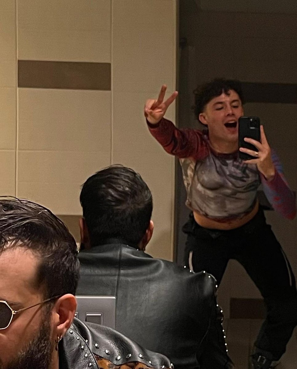 thescarletopera's tweet photo. leaving for nyc tonight xoxox gotta couple cute plans up our skirts, but most importantly WHOS COMING TO OUR TIMES SQUARE SHOW FRIDAY ?! https://t.co/00PsK9VjJh