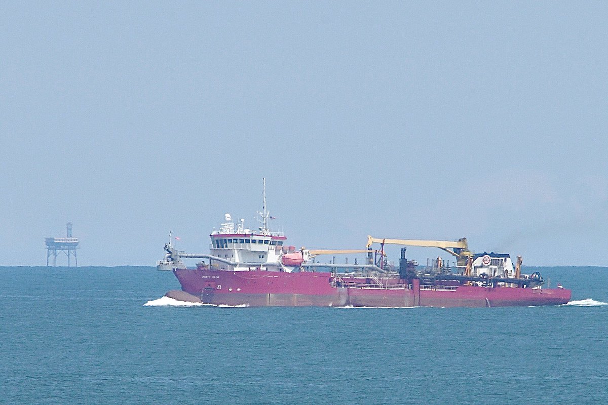 The #HopperDredger #LibertyIsland IMO:9224831 🇺🇸. And ten miles further to the east the #ChesapeakeLightTower.