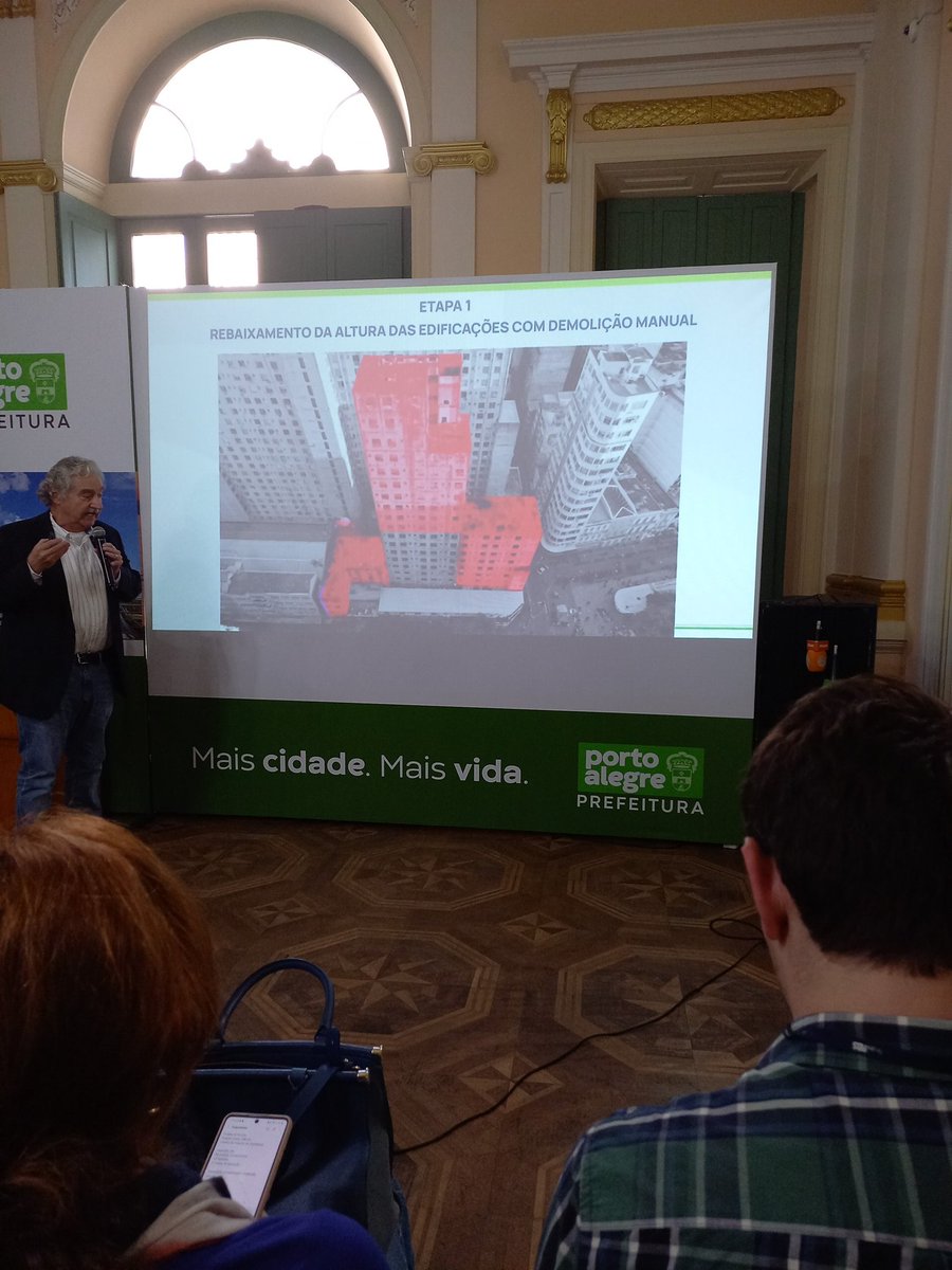 kristbueller's tweet photo. Engenheiro Marcus Vinicius Caberlon recomenda a demolição mista. Foi quem apresentou os modelos durante a entrevista coletiva. https://t.co/8U8psIu4Yr