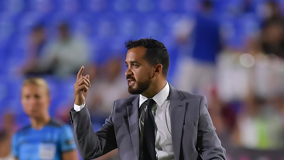 untaldanidan's tweet photo. IGNACIO QUINTANA: PRINCIPIANTE🎓
Nota: 6/10

Se le valora la autocrítica, su entrega en los himnos y su comunicación con sus jugadoras (igual de debutantes que él).

De permanecer/renovar, debe cumplir su palabra: estas 3 derrotas serán una gran enseñanza que debe aplicarse. https://t.co/qJhTHhahCE
