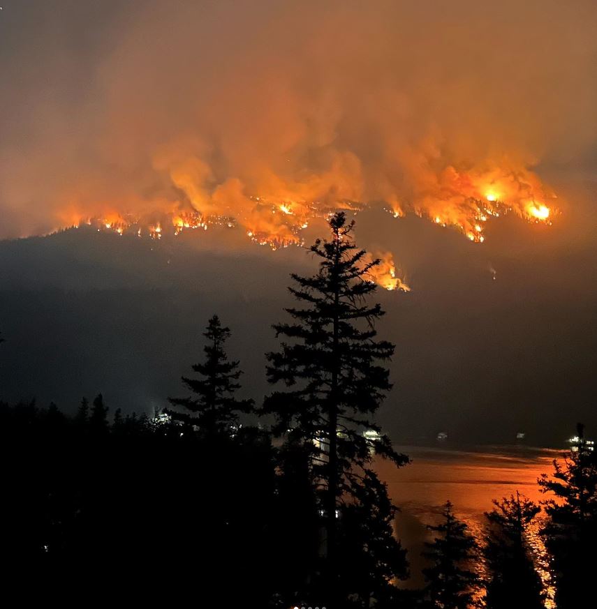 Some photos from the South #Chilcotin Instagram account show just how intense this Downton Lake fire is.

#BCwildfire #BCstorm #GunLake
