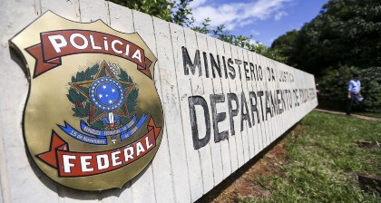 STF_oficial's tweet photo. STF atende a pedido da PF e autoriza busca e apreensão contra deputada federal Carla Zambelli. A apuração é sobre suposta contratação de hacker para invadir sistemas eletrônicos do Poder Judiciário. Saiba mais: https://t.co/48L1pAceil https://t.co/nUj0b3hLuh