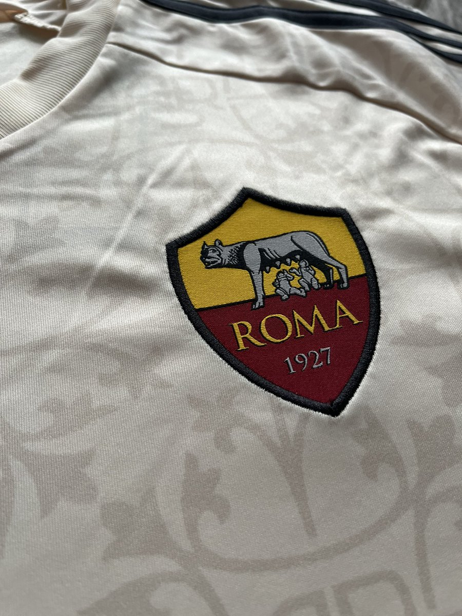 LeeHowourth's tweet photo. Buzzing with todays delivery. A huge thank you to @GrimTheGooner for this beaut! Top man. https://t.co/GLFC6OPasp
