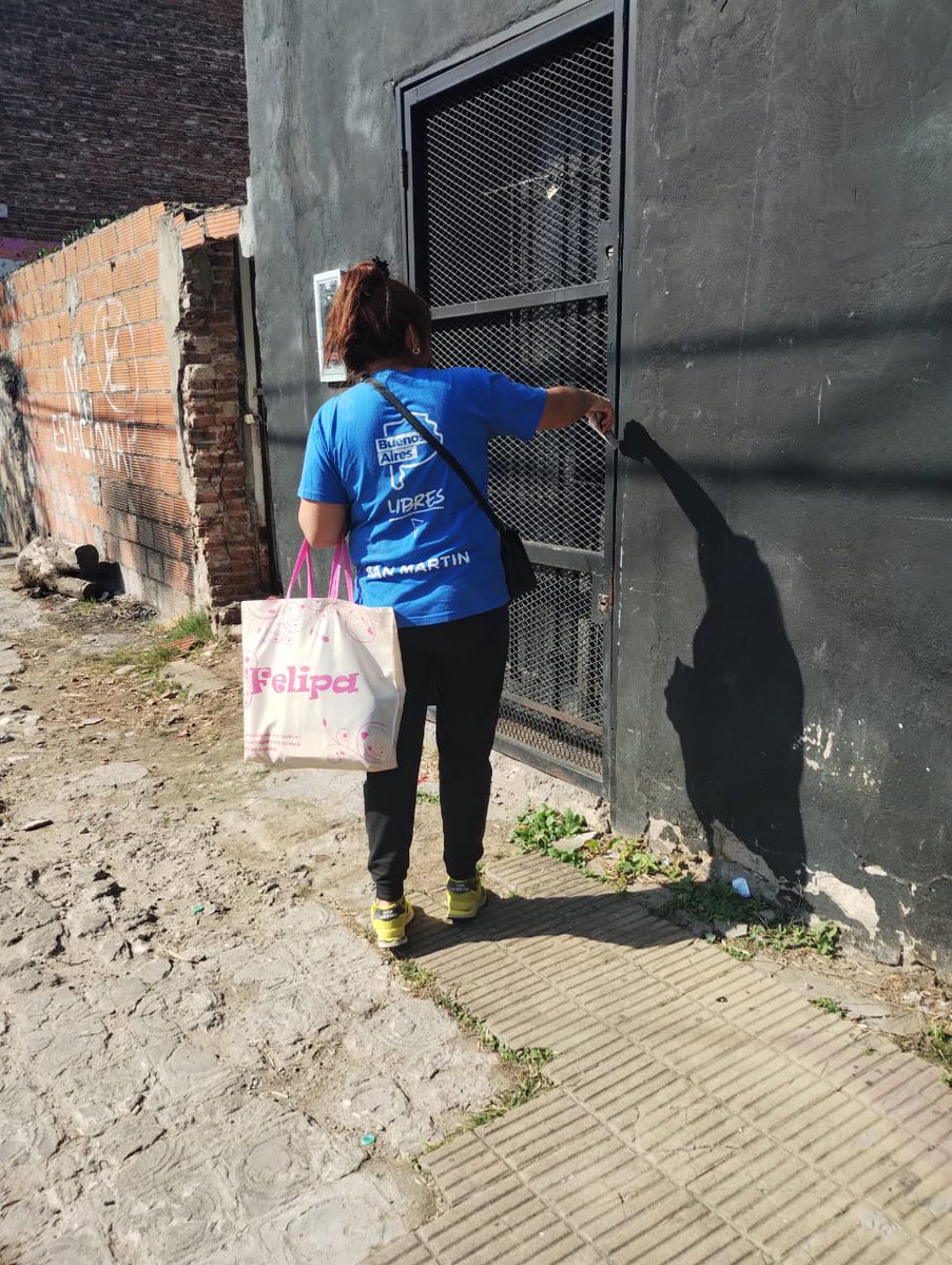 Sanmartin_bdp's tweet photo. Tarde de volantiada en Bilingurts recorriendo cada casa haciendo conocer a nuestro candidato a Presidente Jesús escobar, todos juntos podemos lograr un cambio para nuestro país. ✊
#LibresdelSur
#JesusEscobar
#Sanmartin https://t.co/skf8pRQCPv