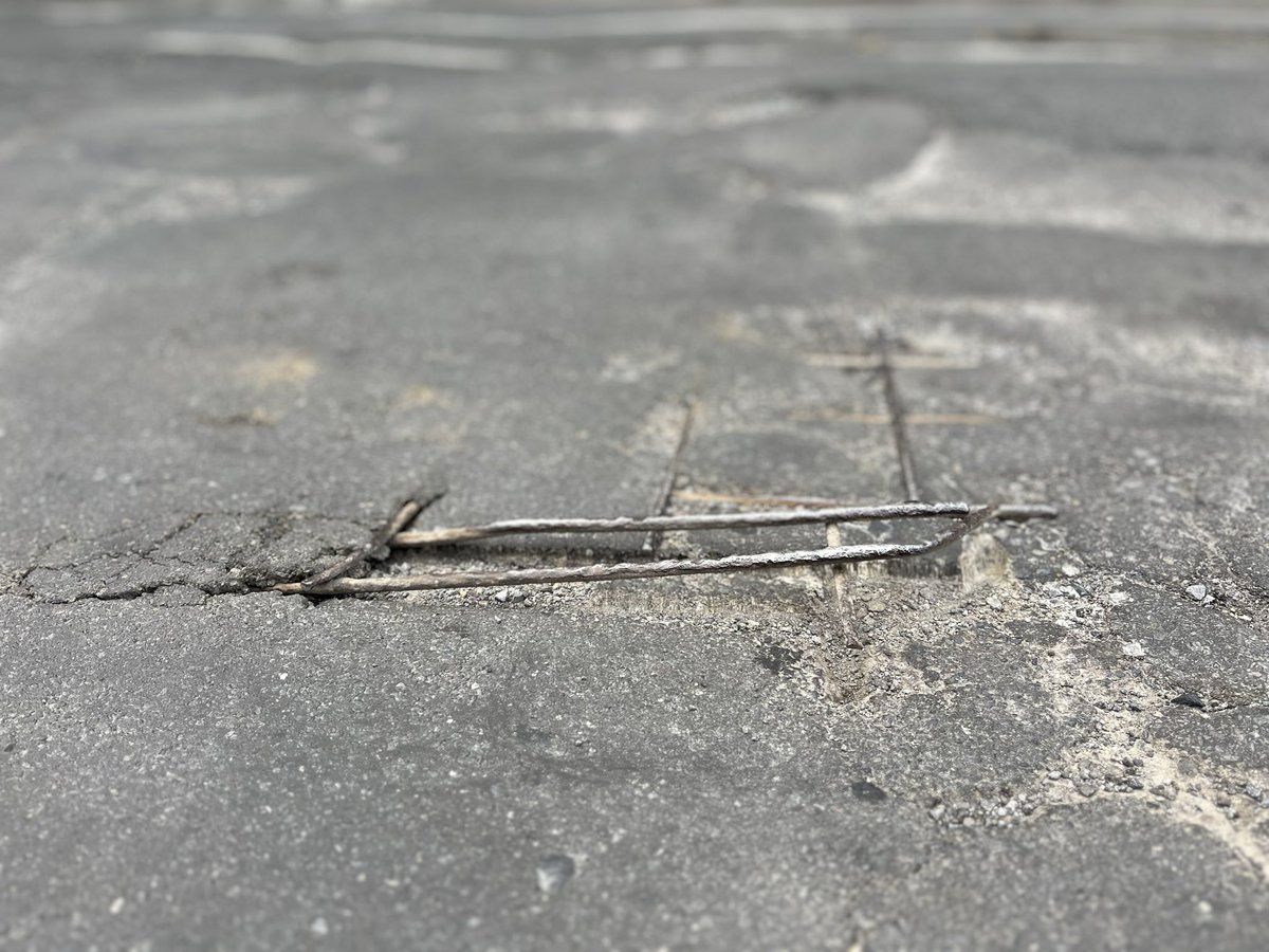 Sur le boulevard René-Lévesque Ouest près de Saint-Urbain, la rue est tellement endommagée que le treillis métallique qui soutient la chaussée sort de l’asphalte. Depuis le début de l'année, 11 105 crevaisons ont été signalées à CAA-Québec sur le territoire de Montréal.