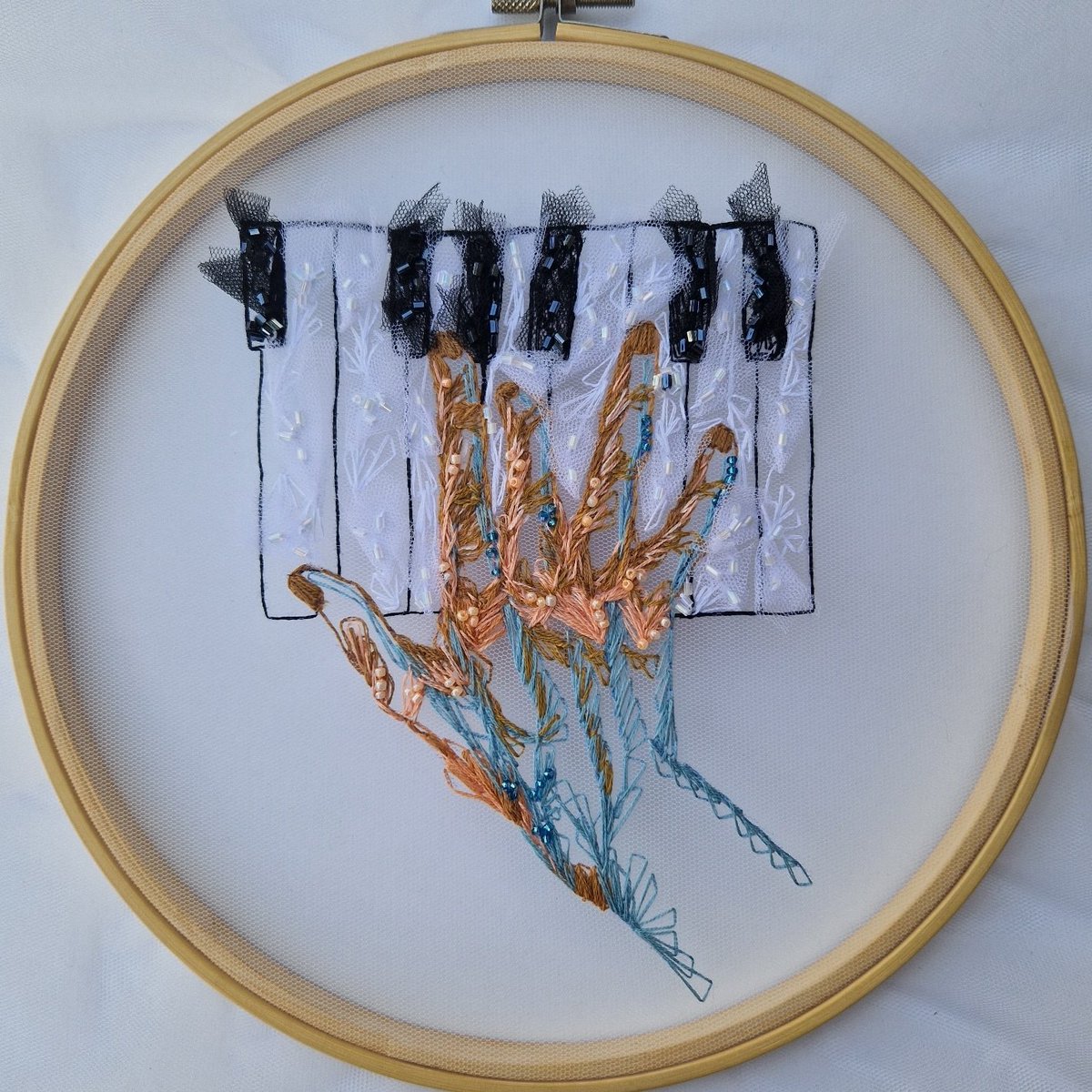 Playing the piano 🎹 ✨️ 🩵 

#thrillofthread #embroidery #tulleart #latemodernism #thread #stitch #hoopart #art #abstractism #PopArt #tulle #handart #hand #embroideryontulle #tulleembroidery #hands #abstractlineart