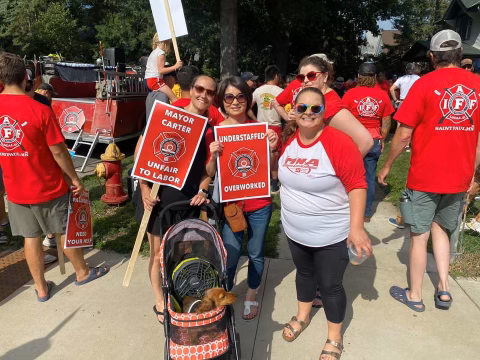 mnnurses's tweet photo. We stood in #solidarity with @L21_stpaulfire at their info picket this morning! They have been working without a contract for 214 days and are calling on @MayorCarter to negotiate a fair contract in good faith.

Learn more at https://t.co/sdfWNWUQVl
#UnionStrong #SaintPaul https://t.co/lpYR3ktVVE