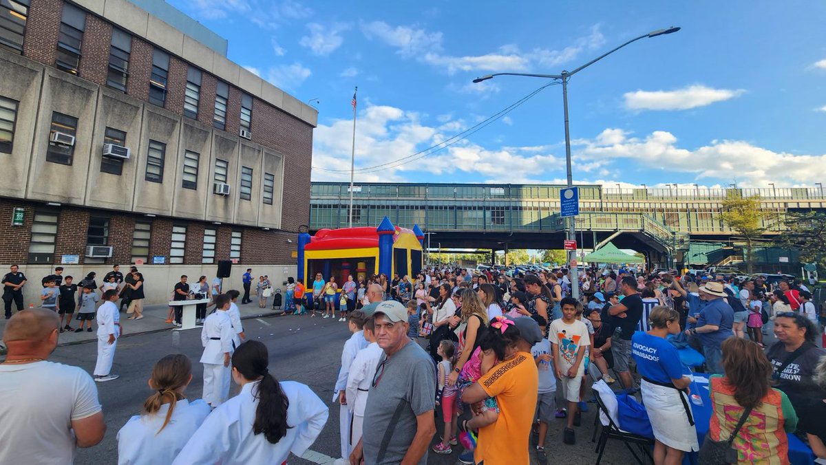 USMSManhattan's tweet photo. Great law enforcement participation and camaraderie in last night's National Night Out in White Plains! Thanks to the USMS, NYPD 60th Precinct, WPPD and DA's offices and all who came out to have fun! https://t.co/Y2wYF5KcuX