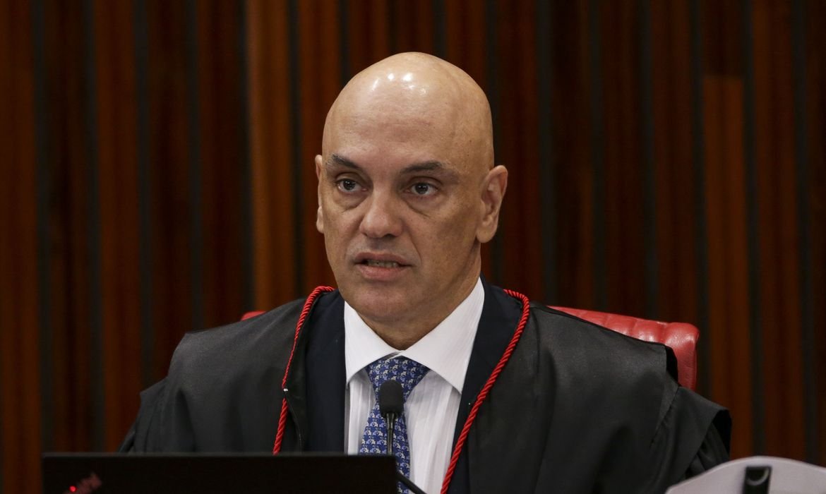 poptime's tweet photo. “A maconha é uma droga mais leve. Não se trata de opinião, é uma comprovação científica”, afirma Alexandre de Moraes durante seu voto sobre a descriminalização das drogas.