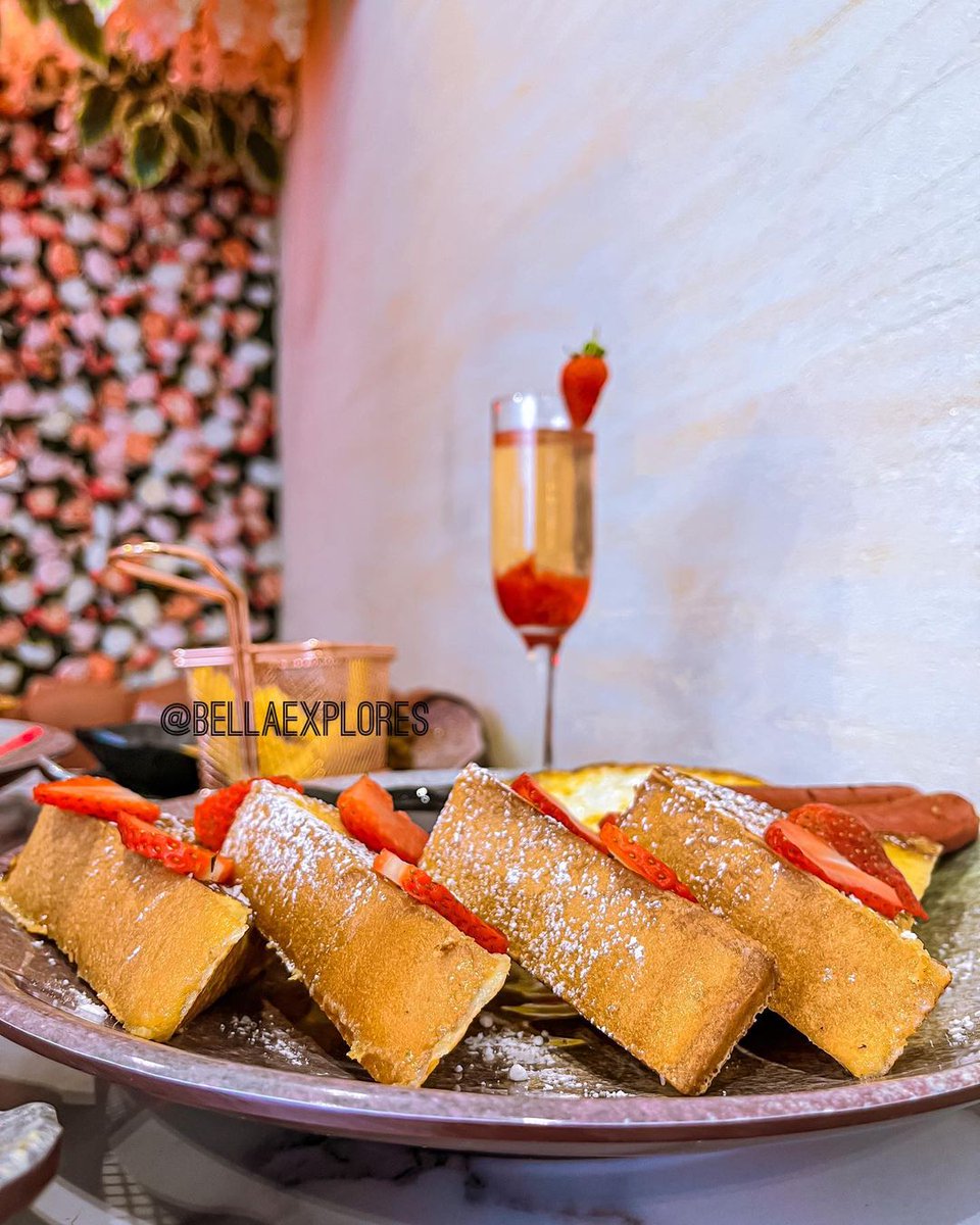Bellaexplores_'s tweet photo. which is a nice breakfast option but I would have preferred having it sweeter with a strawberry jam or chocolate.
The Bellini looked gorgeous and Mimosa was alright.
Overall I’ll rate it a 7/10 
📍124T.F Kuboye Road, Oniru,Lekki Lagos.
📞09132226692 
💳 :N15K - N25K Per Head https://t.co/nkCZU7Qk8c