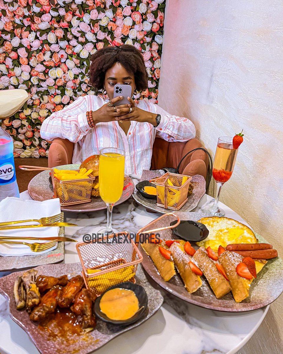 Bellaexplores_'s tweet photo. The sweet wings tasted fine, very flavorful and the fries were alright.
As a French  toast lover, I tried out their French toast.
Maybe it was because I visited in the afternoon but I noticed the french toast was served like a breakfast with eggs, bacon, sausages etc https://t.co/Zw9FoevXBf