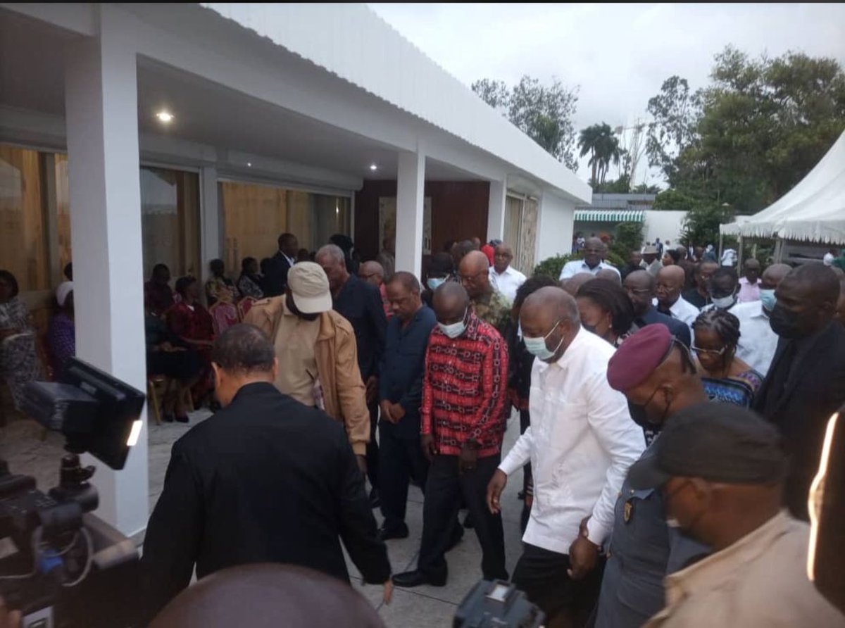 RondPointMedia's tweet photo. les différents présidents aux côtés de la famille, de l'ex président HENRI KONAN BÉDIÉ.
#LeRondPoint #Politique #Deuil #cotedivoire https://t.co/U3FM5Kgrwm
