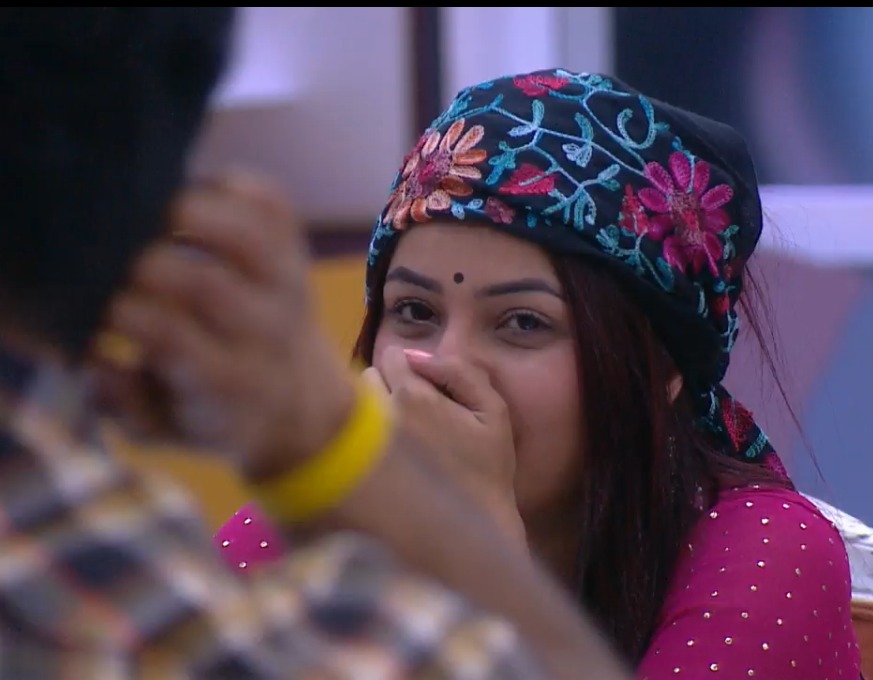 TheHottestDevil's tweet photo. Mere jesa koi angle laake dikhao 🤣😍 Har angle me Sidharth hai Shehnaaz ke sath 
Uffffff she is killing it ...😍❤️
EP 02
#BB13RewatchParty #SidNaaz #SidharthShukla #ShehnaazGill https://t.co/oyBhdlBVrd
