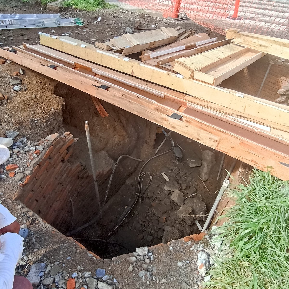 casquivanomx's tweet photo. AYUDA @TELMEXSoluciona @Telmex @PabloLemusN Hace tres días se les colapsó un registro a los trabajadores de la empresa Aquisa y aplastaron unos cables y no tenemos teléfono ni internet. No ha ido ninguna cuadrilla de Telmex a reparar. Es una falla masiva sin solución #pablolemus https://t.co/z7dLAc7Y3h