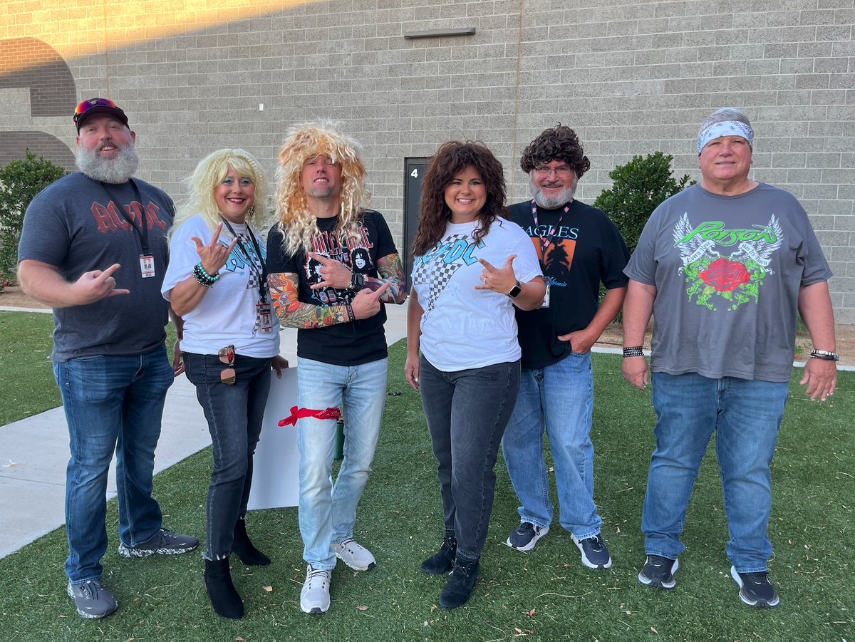 lubbockcooper's tweet photo. LCISD administrators and Central Office staff were totally stoked to give a rad welcome to the newest members of the #LCPfamily! The new-to-district employees who joined us today are the largest group of new hires in district history! Cowabunga, dudes!
#TotallyLCP https://t.co/qNT2xcYBjX