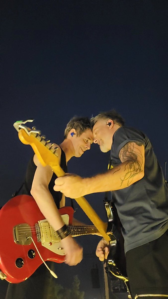 emiliepak's tweet photo. Cette tournée est tombée à pic pour moi! 
J'avais vraiment besoin de vous! 

Merci @indochinetwitt  @oLidESaT_  @nicolasirkis .

C'était ouf, c'était Rock, c'était vous! 
🤘🤘 https://t.co/8DH9WCv55p