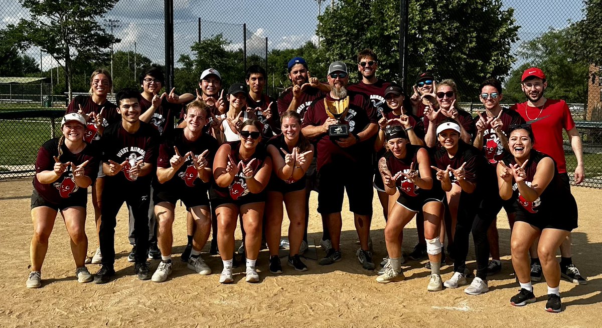 fred_plum's tweet photo. They say that Second Place is first loser, so we took Third! Today everyone was a 🥇 as we reignited a Chilis Midwest 🥎 tradition! #Chilislove breaking  🍞 with my team and seeing their passion to win! Next year will be bigger and stronger! #Chiliheadcommitment https://t.co/NacYI9woGa