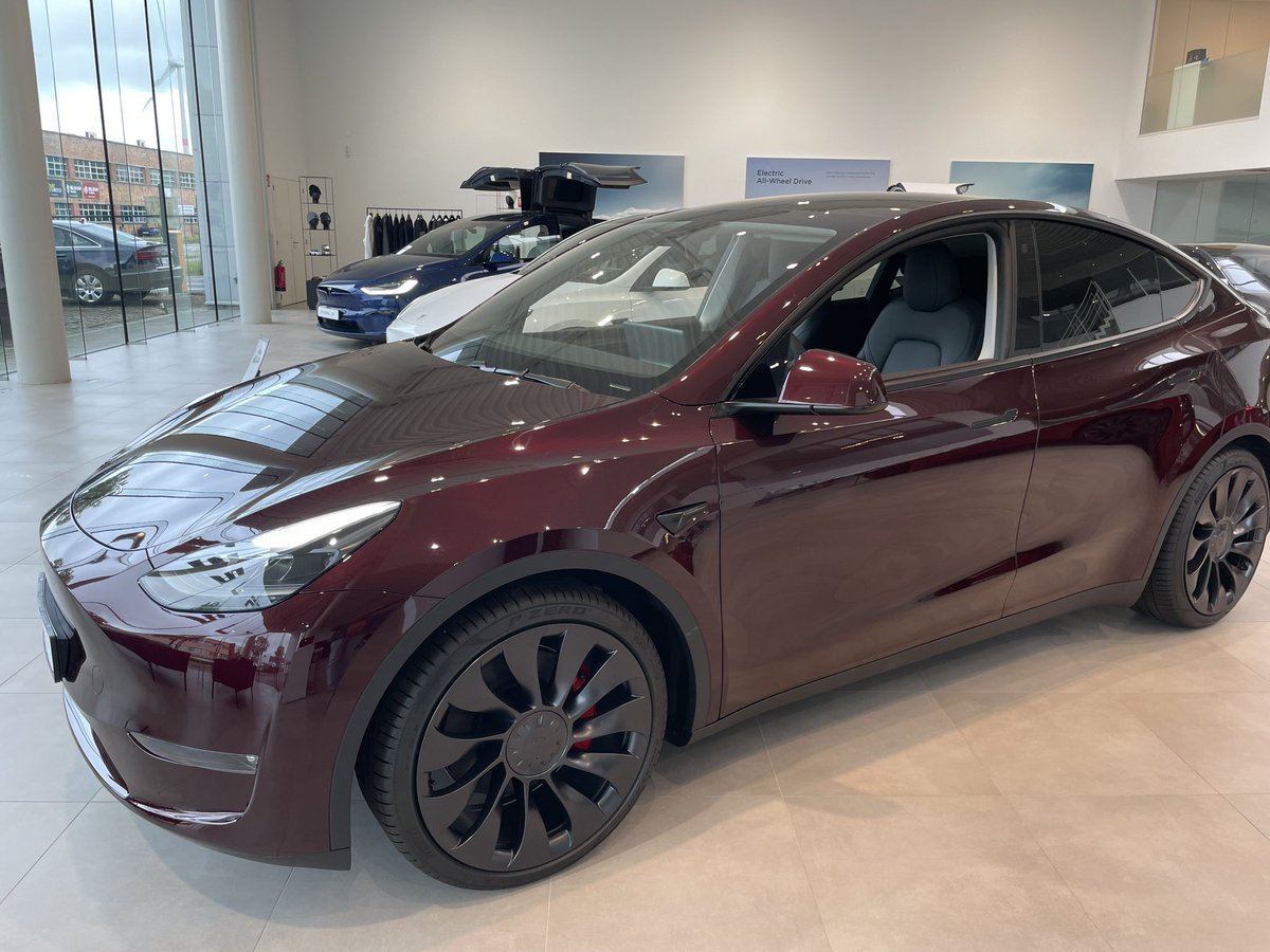 Today wonderful experience with the Tesla Model Y lr. Employees were very friendly and helpful with everything.