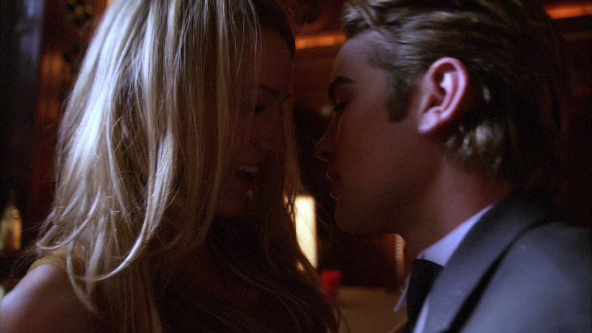 the way Serena used to look at Nate's lips 🥲