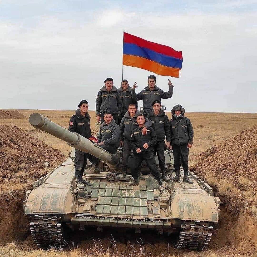 Gracias por proteger el territorio de #Armenia 🇦🇲 y cuidar a nuestra nación. El odio y la guerra fomentada por la autocracia azerbaiyana requieren que debamos permanecer alertas en las fronteras, pero no envenenarán jamás el espíritu pacífico y solidario del pueblo armenio