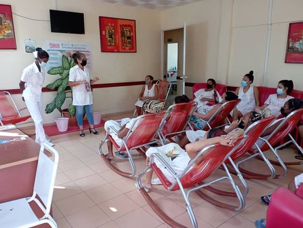 DpsMayabeque's tweet photo. Como parte de la jornada mundial de la Lactancia Materna se realizó una actividad educativa en el Hogar Materno de San José de las Lajas #Mayabeque sobre la importancia de llevar a cabo una Lactancia Materna adecuada y responsable. #CubaPorLaVida https://t.co/ZJPaF3Hm3Y