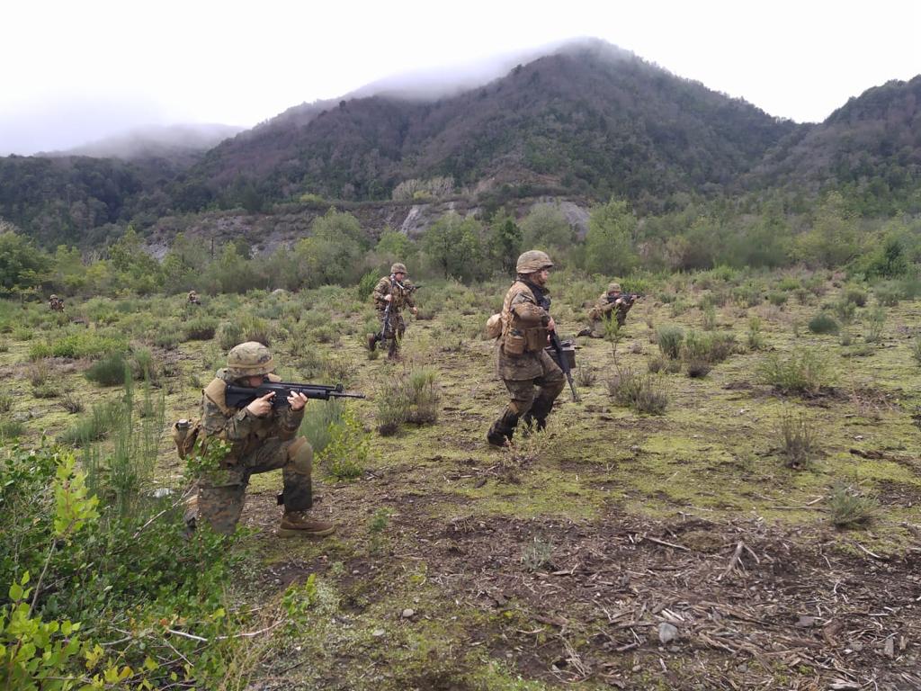 Destacamento_LA's tweet photo. COMPAÑÍA DE FUSILEROS EN TERRENO
La compañía de #Fusileros del Batallón de Infantería de Montaña #Tarpellanca se encuentra desarrollando instrucción de técnicas de combate de pequeña unidad en escenario de media #Montaña 🗻🇨🇱 https://t.co/MKzgT29Tae