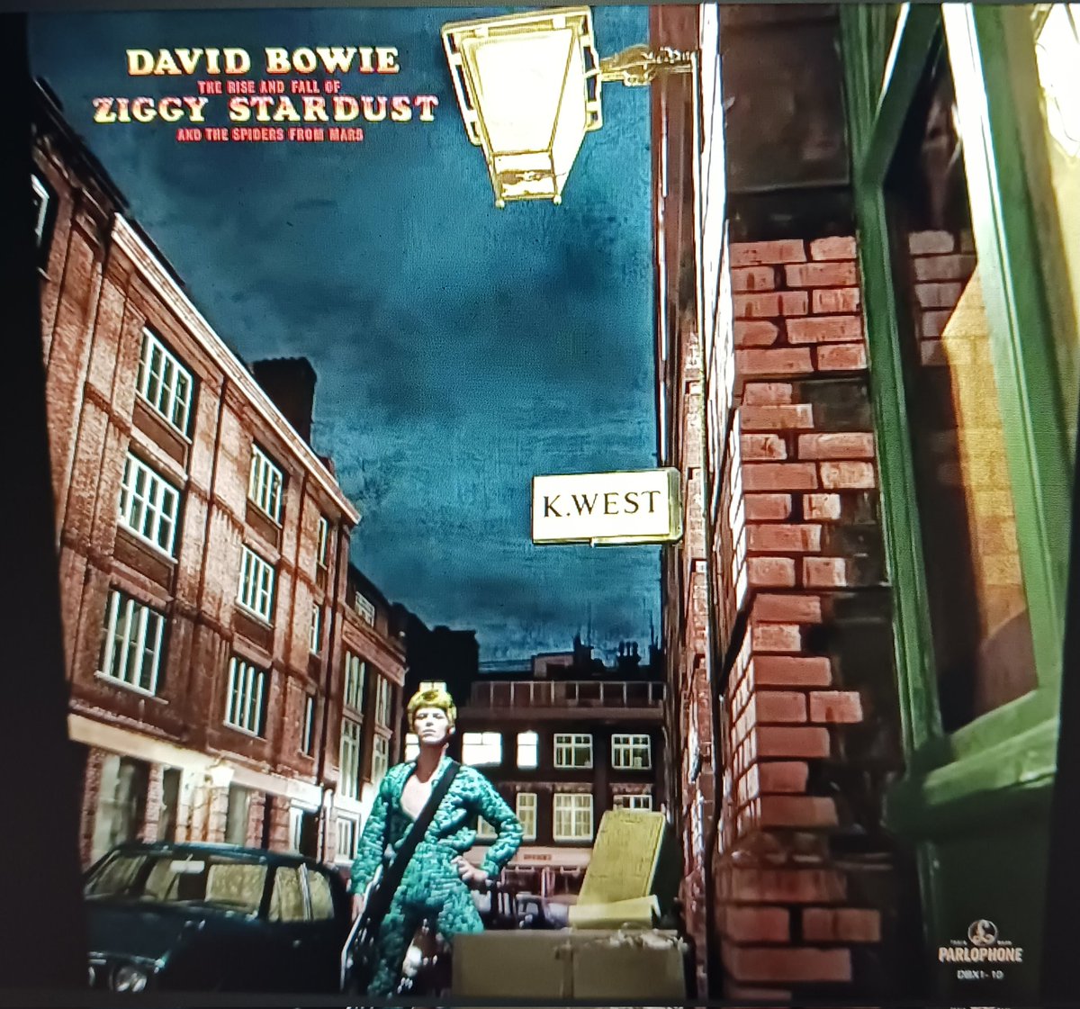 DavewLxiii's tweet photo. It was cold and it rained and I felt like an actor #EssentialAlbum listening now https://t.co/ERjy3r5DPc