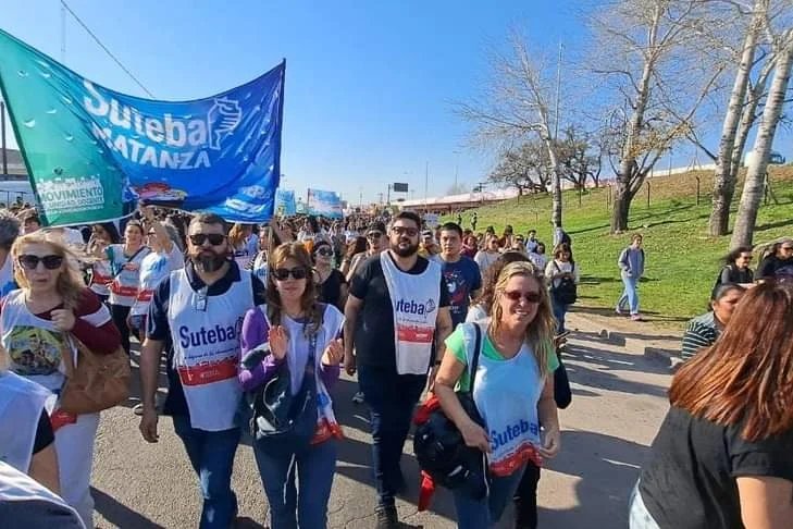 SutebaEchev's tweet photo. Exigimos justicia por Sandra y Ruben!!! Vidal y Sanchez Zinny son responsables!!!

A 5 años de las muertes evitables de Sandra y Ruben participamos de la masiva movilización en Moreno!!!

Justicia completa!!!

SUTEBA ECHEVERRÍA https://t.co/OawNfKUhCT