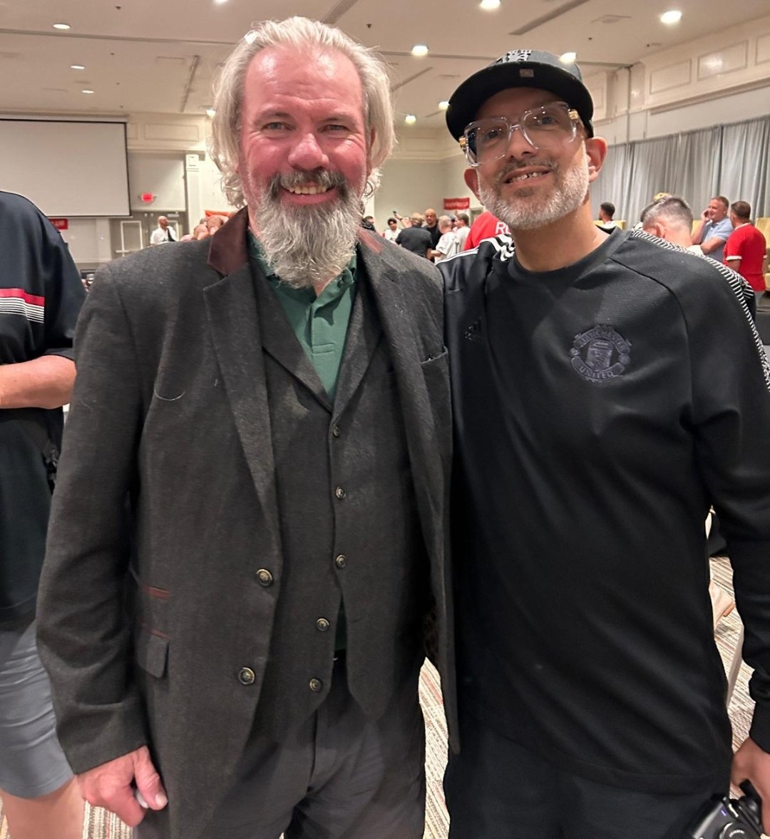 _Rob_B's tweet photo. More pics from #UNITEDCON...
Lovely spending time with @BrianMcClair13, @AlexStepney1, @AndyMitten & @DavidMay04 in Las Vegas.
David initiating a marriage proposal between #MUFC fans was an #MUTOUR23 highlight! Unforgettable!
Meeting Robbo was also fantastic: My United hero. https://t.co/a1PVwOZ4Ff