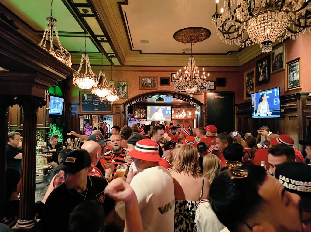 _Rob_B's tweet photo. Nice of #MUFC to loan us the League Cup in Vegas 🏆
#UNITEDCON #MUTOUR23 #ThePromisedLand https://t.co/PwzwrXuYhf