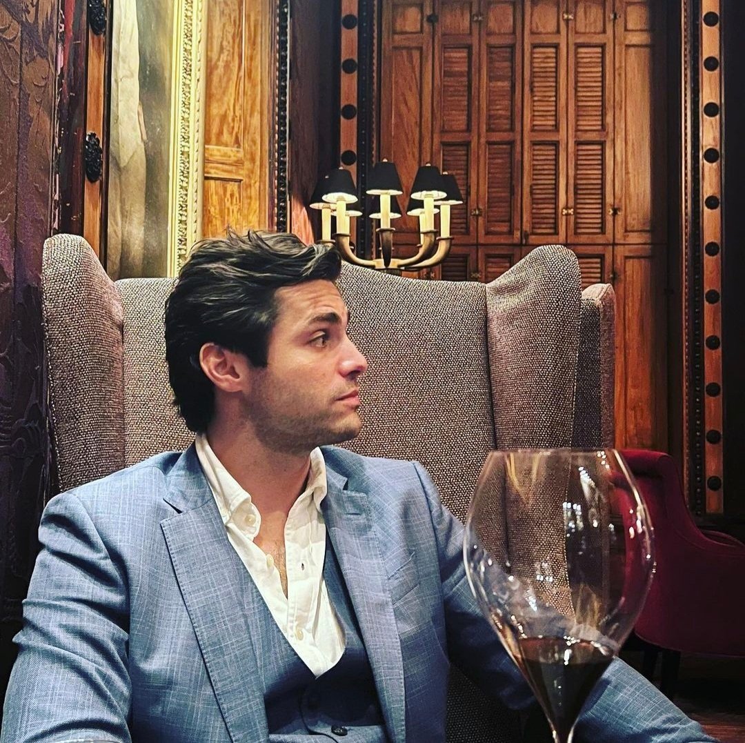 DailyDaddario87's tweet image. #NEW pics of Mr. Tall Dark and so f**king Handsome #MatthewDaddario

(via Brian DeCubellis ig @/dqbellis)