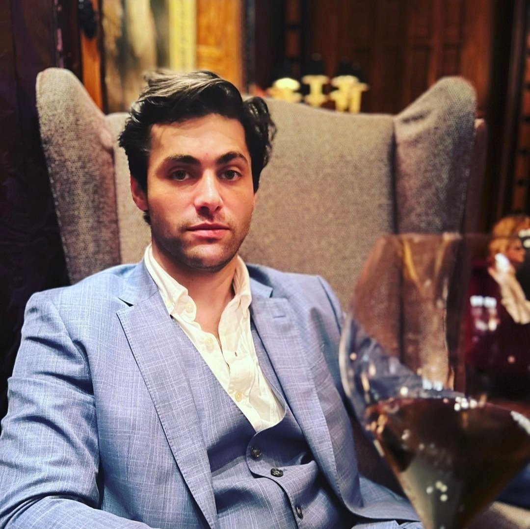 DailyDaddario87's tweet image. #NEW pics of Mr. Tall Dark and so f**king Handsome #MatthewDaddario

(via Brian DeCubellis ig @/dqbellis)