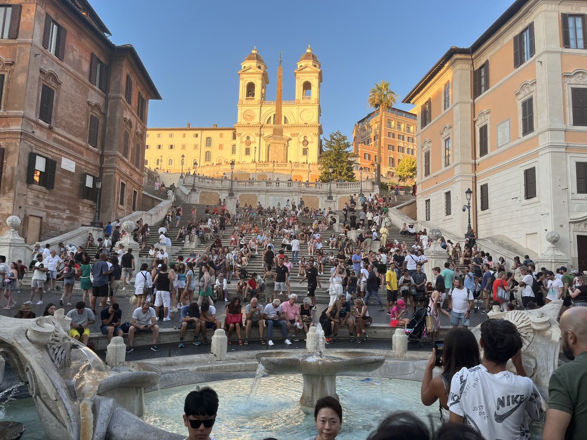 michele_geraci's tweet photo. Sono tornato in italia, a Roma, due giorni fa dopo un giro in Austria. Credo di essere in candid camera 

1) Appena messo piede in Italia, Il primo treno dal Brennero a Roma ritardo di un’ora per guasti vari 

2) Ho mangiato in centro storico la peggiore pizza che il ricordi

3) Dopo venti giorni a #Kitzbuhel la vista delle sporcizia dovunque  (sempre in centro storico) è micidiale 

4) Imbonitori di ristoranti che fischiano alle turiste che passano, credendo di essere spiritosi, con scambio di battute tra loro,  da stadio

5) Dopo un mese tra Laos e Thailandia con la qualità del servizio e l’attenzione al cliente dell’Asia, ritrovarsi a discutere con un tizio che ti dice che se siete in 2 non vi potete sedere in un tavolo da 4 (cosa inaudita laggiù, nei paesi poveri) va venire voglia di “dire cosa si pensa dei suoi cacio e pepe”

6) Dei tassisti meglio che non parli (non tutti ovvio. Ma allora che loro stessi identifichino chi non lavora bene per proteggere la categoria) 

Resta la bellezza della città (sporca e pericolosa) ma se è bastato fino ad ora, non basterà per sempre 

Sembra ormai un turismo di bassissimo livello, folla, venditori ambulanti con borse non sempre di “marca”, servizi pubblici e privati al di sotto di quelli di Luang Prabang dico ho trascorso un mesetto paradisiaco 

PS: prima che qualcuno mi inviti ad andare a vivere là, ringrazio per il consiglio che arriva un po’ in ritardo, perché sono andato via dall’Italia gia 30 anni fa