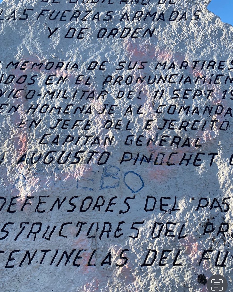 El genocida se queda sin memoria.
🟡Durante la madrugada retiran un monumento que rendía homenaje al dictador Augusto Pinochet, en una plazoleta ubicada en #Linares. 
Este Monumento Incomodo había sido instalado ilegalmente en 1991.