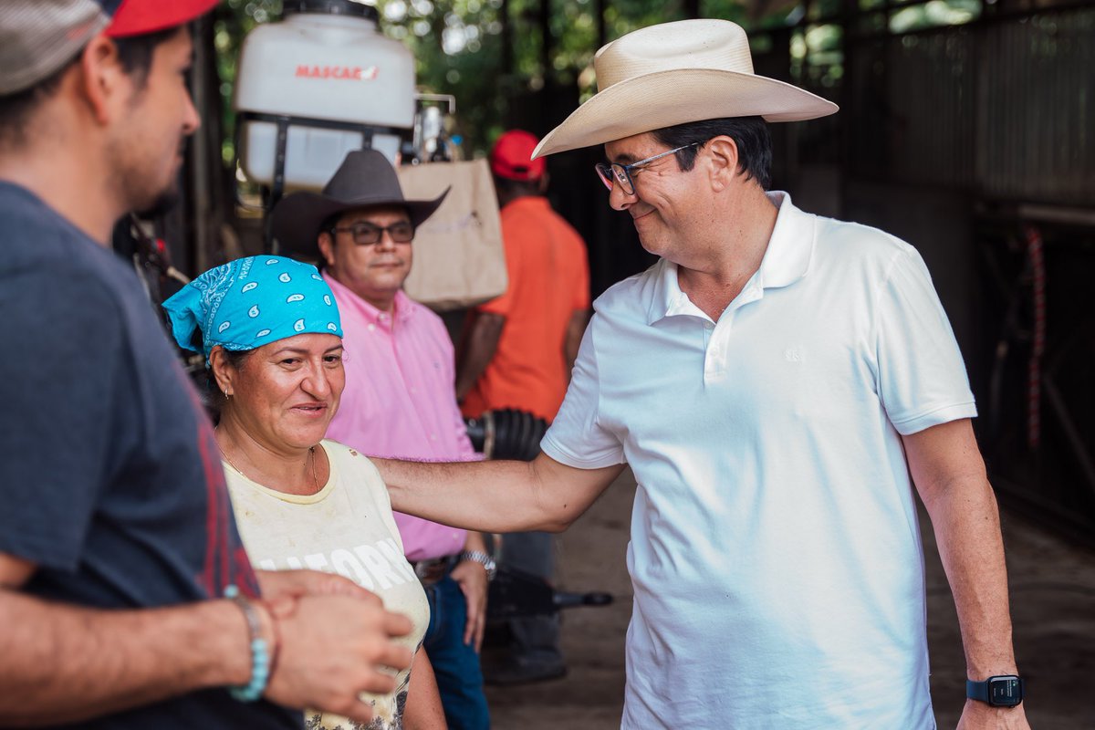 MartinTorrijos's tweet photo. Agradecido y feliz de compartir en  el Distrito de Gualaca, con gente afable en estas Patronales de Nuestra Señora de Los Ángeles. https://t.co/jJn9046yBR